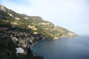 Alkava iltarusko saavutti hiljalleen Amalfin rannikkoa